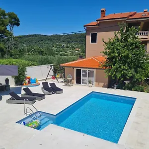 Nada Apartman Mundanije